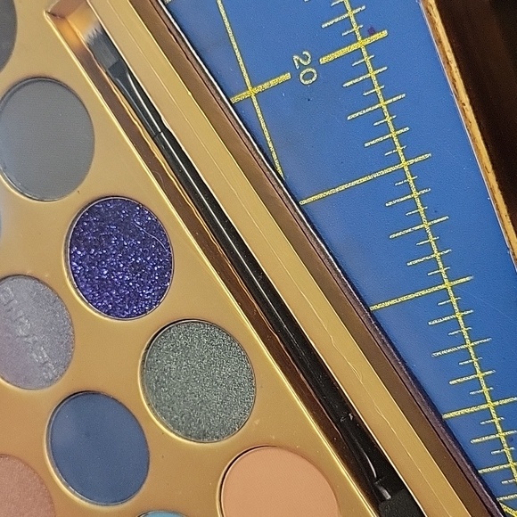 Beyond Eyeshadow Palette - Vibrant 18 Color Collection New In Box - Picture 7 of 7